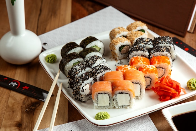 Sushi set philadelphia kappa maki sake maki vista lateral
