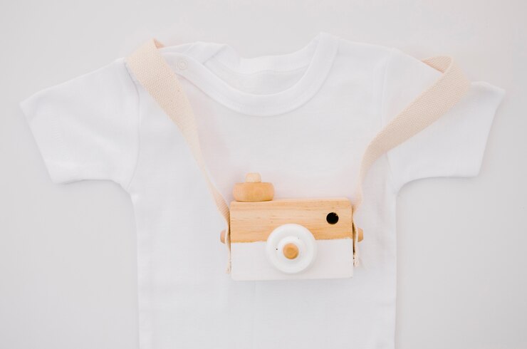 Foto grátis t-shirt de bebé com câmara fotográfica