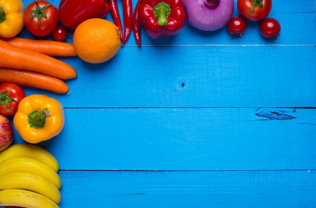 Tabela azul com alimentos