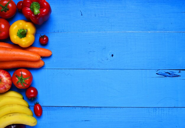 Foto grátis tabela azul com vegetais e frutas