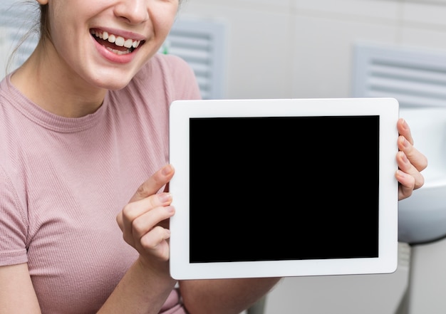 Foto grátis tablet de exploração jovem feliz