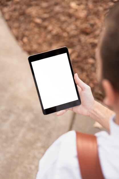 Tablet usado para projetos do corpo docente por cima da vista do ombro