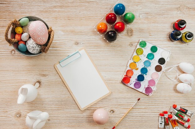 Tableta de papel e cores na mesa de madeira