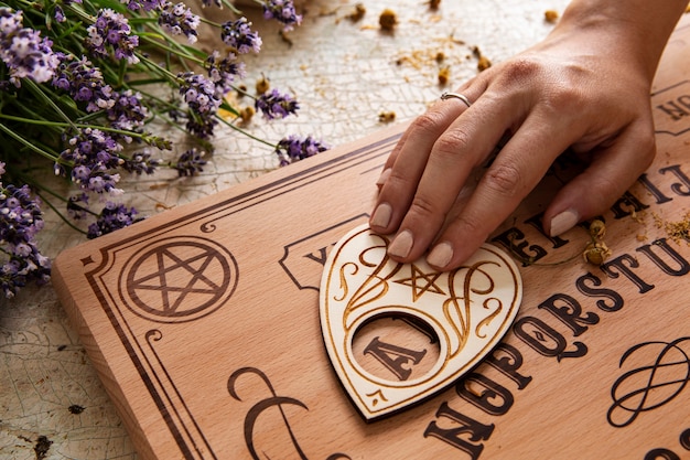 Tabuleiro ouija e arranjo de flores