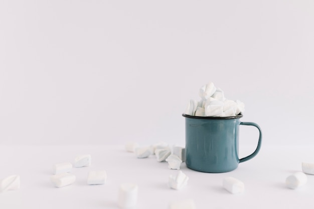 Taça azul cheia de marshmallows