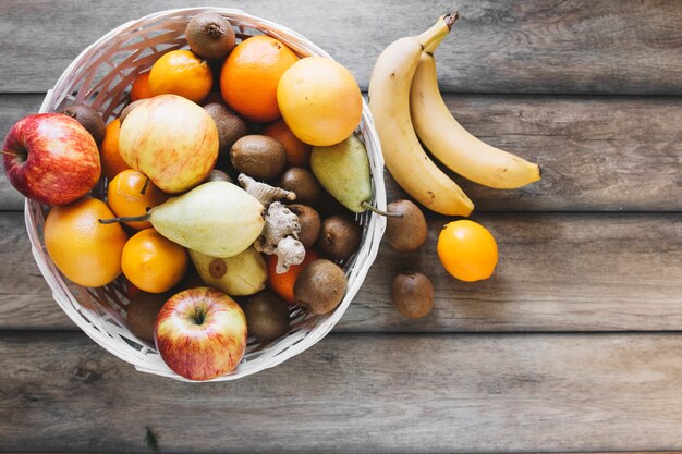 Taça com frutas saborosas