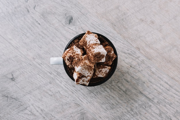 Taça com marshmallows e cacau em pó