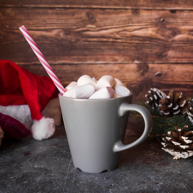 Taça com tubo de plástico e marshmallows