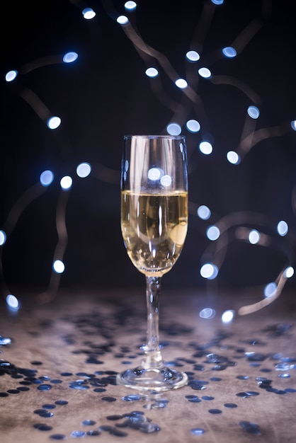 Taça de champanhe com decoração de festa à noite