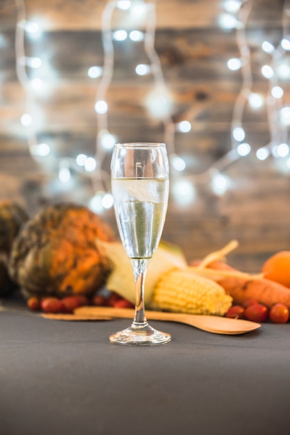 Foto grátis taça de champanhe na mesa com legumes