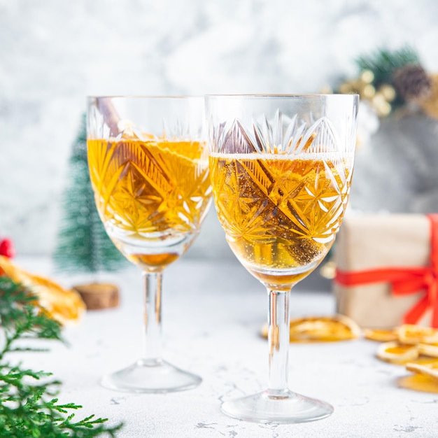 Taça de champanhe vinho espumante feriado coquetel de natal vinho quente grog Foto Premium