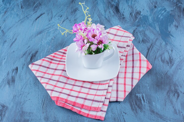 Foto grátis taça de flores roxas naturais com folhas em azul.
