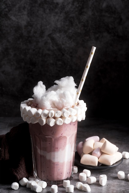 Foto grátis taça de sobremesa com marshmallows e algodão doce