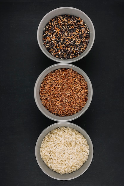 Taças com arroz sortido