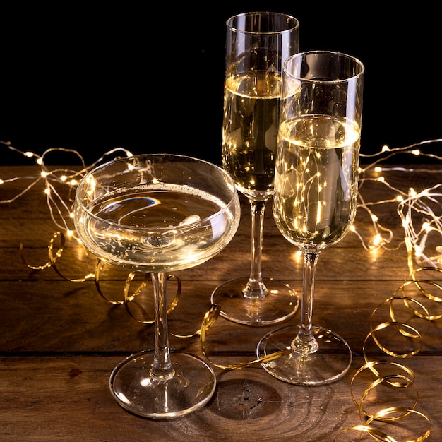 Foto grátis taças de champanhe close-up na mesa