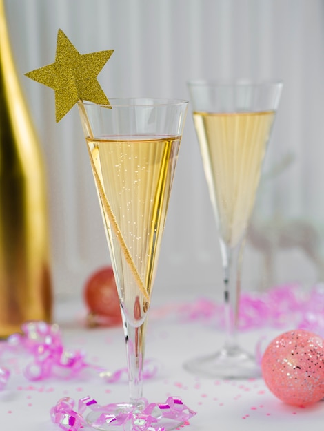 Taças de champanhe com fita rosa e estrela