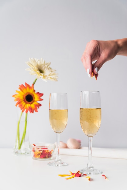 Taças de champanhe com flores na mesa