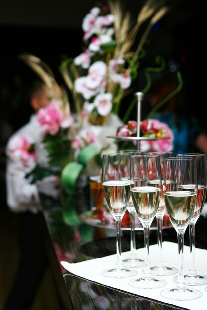 Taças de champanhe em cima da mesa