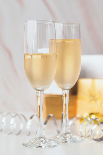 Taças de champanhe em close-up em cima da mesa