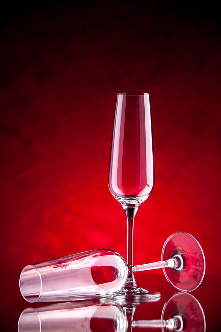 Foto grátis taças de vinho com vista frontal, uma está virada