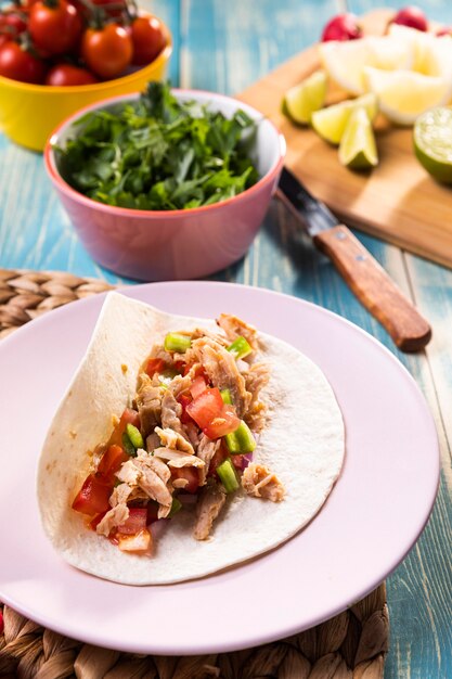 Taco delicioso de ângulo alto com carne