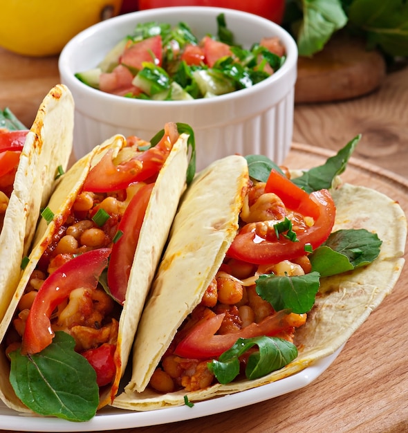 Foto grátis tacos com frango e pimentão