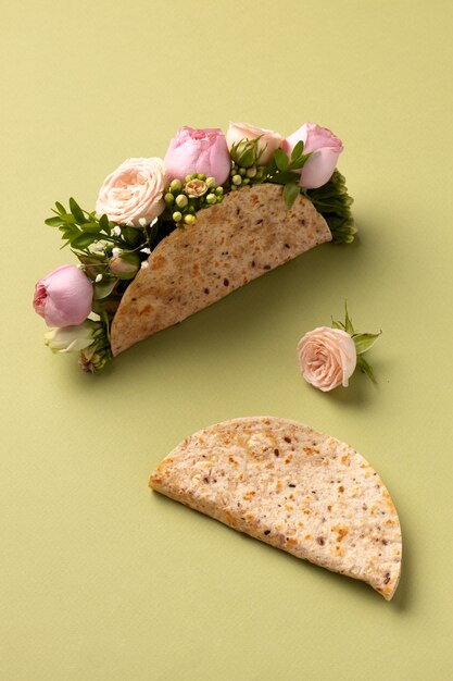 Tacos de alto ângulo com flores