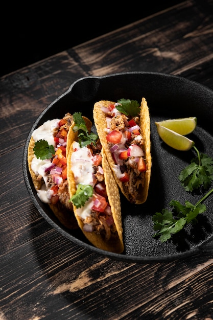 Foto grátis tacos deliciosos de ângulo alto com carne