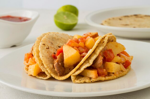 Tacos deliciosos na chapa branca