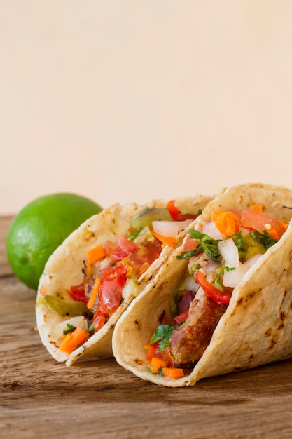 Tacos e limão na mesa de madeira