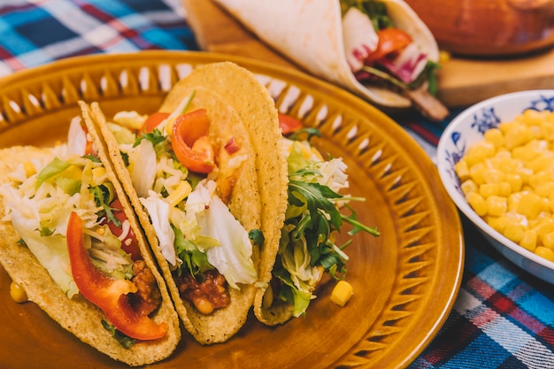 Tacos frescos com carne e legumes em placa marrom