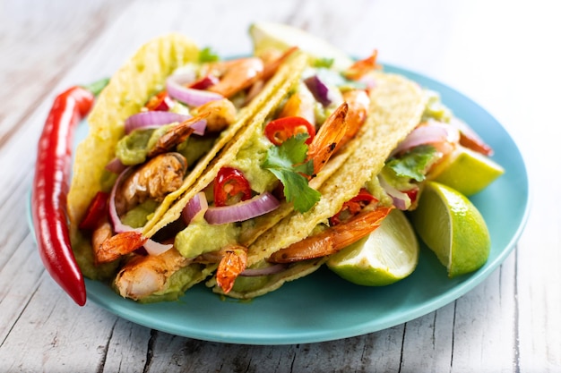 Tacos mexicanos com camarão e legumes