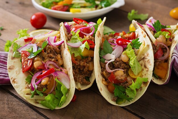 Tacos mexicanos com carne, feijão e salsa