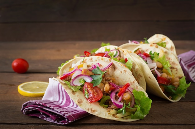 Tacos mexicanos com carne, feijão e salsa