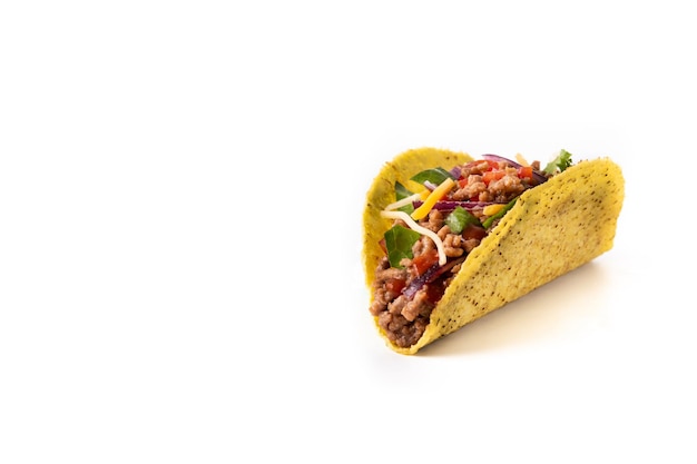 Tacos mexicanos tradicionais com carne e vegetais isolados no fundo branco