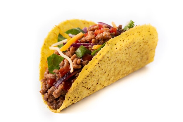 Tacos mexicanos tradicionais com carne e vegetais isolados no fundo branco