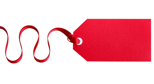 Tag do presente vermelho amarrado com fita vermelha isolada no branco