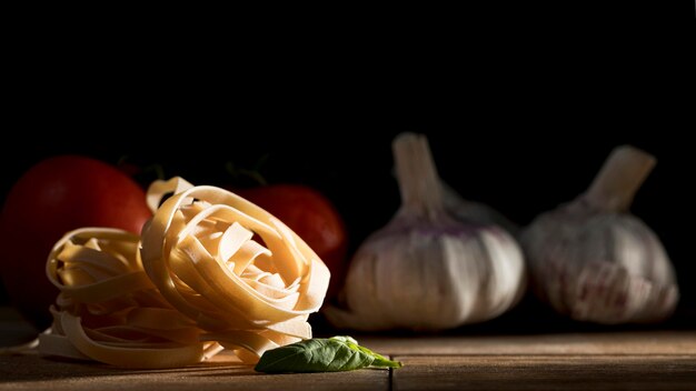 Tagliatelle com manjericão e legumes