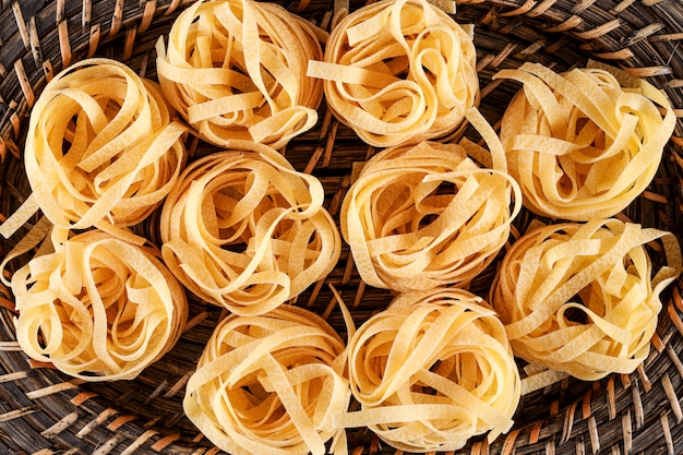 tagliatelle cru macarrão bola vista superior em uma cesta