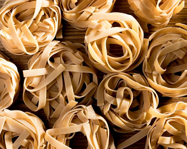 Tagliatelle de close-up na mesa