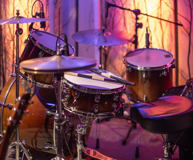 Foto grátis tambores, pratos, hi hat em um belo fundo no estúdio de gravação. sala para ensaios de músicos. o conceito de criatividade musical e show business.