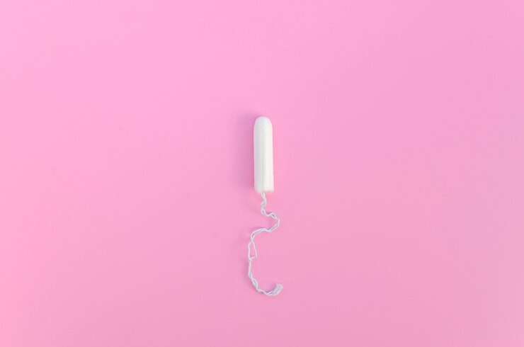 Foto grátis tampão minimalista na vista superior do fundo rosa