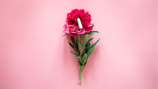 Foto grátis tampão plano leigo e menstruação de flores e conceito de saúde das mulheres