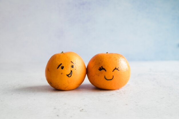 Tangerinas com caras engraçadas