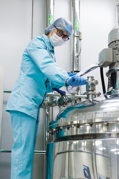 Tanques de alumínio para o armazenamento de matérias-primas nas condições estéreis da indústria química na empresa