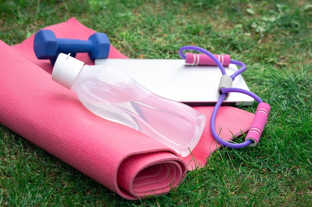 Foto grátis tapete de esportes aquáticos para laptop e equipamentos para treinamento ao ar livre