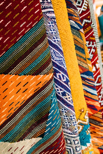 Tapetes no mercado em Marrocos