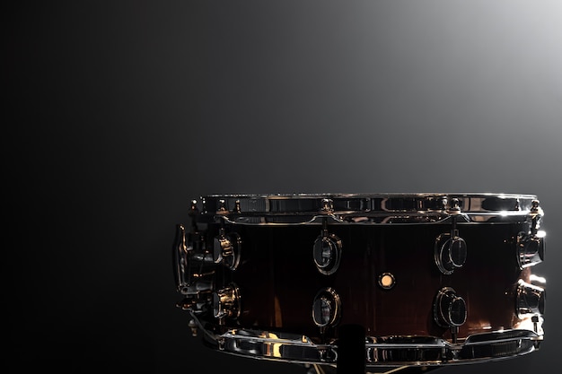 Tarola, instrumento de percussão em um fundo escuro com fumaça, copie o espaço.