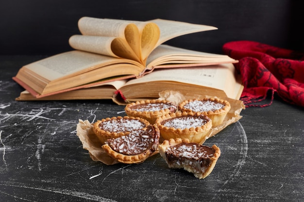 Tartaletes de chocolate com caramelo salgado.