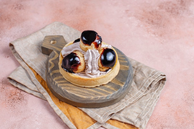 Foto grátis tarte com profiteroles por cima com chantilly.